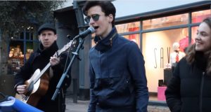 amazing, beautiful, voice, street, crowd, singer, guitar, performance, unbelievable, impressive, talented,