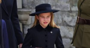 Queen Elizabeth, Princesses Charlotte, Princesses Charlotte's dress, Princesses Charlotte's hairstyle, Princesses Charlotte's hat, royal family,
