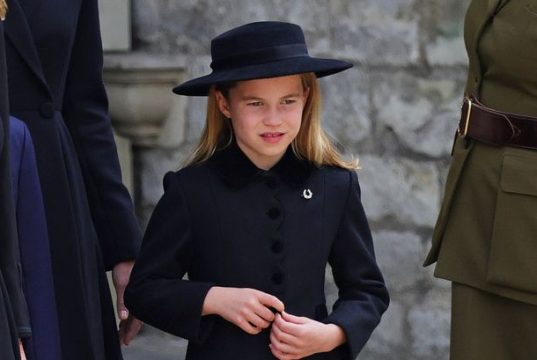 Queen Elizabeth, Princesses Charlotte, Princesses Charlotte's dress, Princesses Charlotte's hairstyle, Princesses Charlotte's hat, royal family,