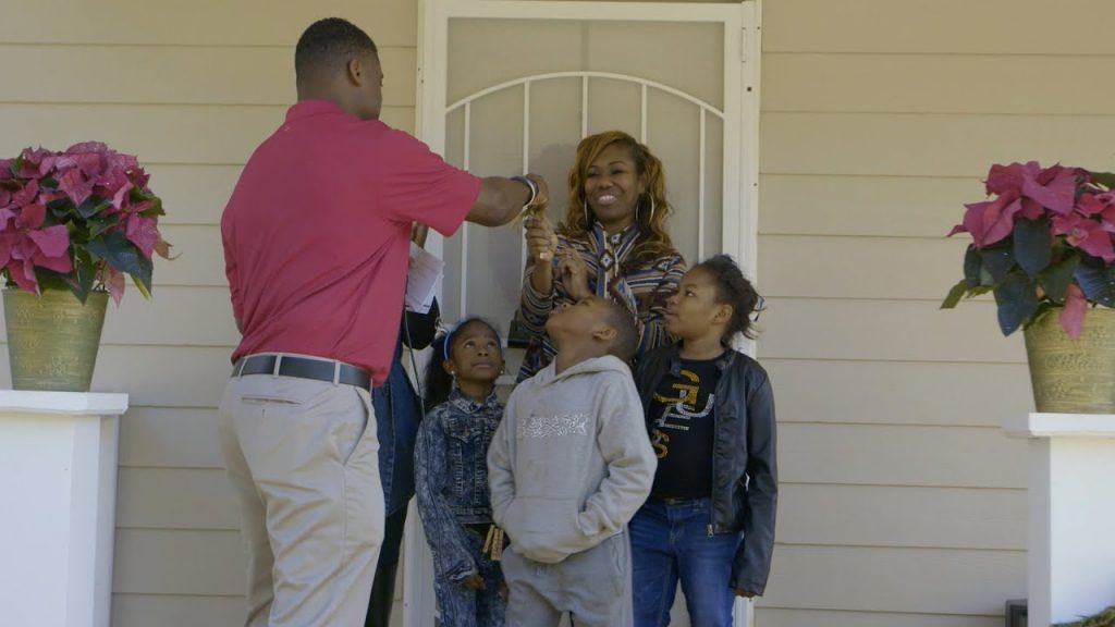 Warrick Dunn Foundation, helping homeless people by building houses, top celebrity who help people, NFL player with big heart, NFL player who helps homeless people, how to help homeless people, how to donate for homeless people, best foundation to help poor people