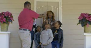 Warrick Dunn Foundation, helping homeless people by building houses, top celebrity who help people, NFL player with big heart, NFL player who helps homeless people, how to help homeless people, how to donate for homeless people, best foundation to help poor people