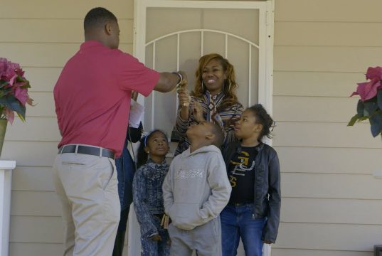 Warrick Dunn Foundation, helping homeless people by building houses, top celebrity who help people, NFL player with big heart, NFL player who helps homeless people, how to help homeless people, how to donate for homeless people, best foundation to help poor people
