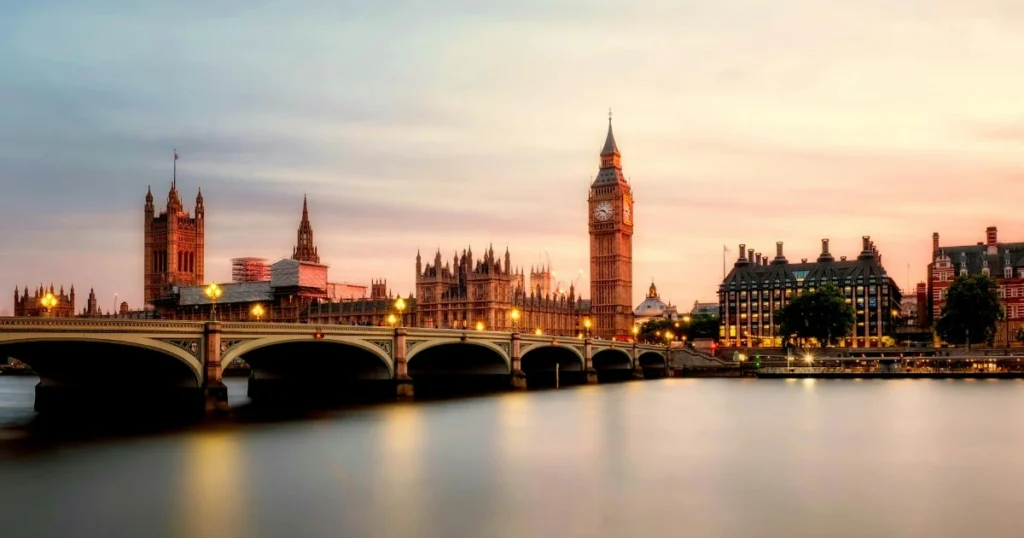 London, travel tips, UK, Europe, public transport, currency, weather, safety, accommodation, food