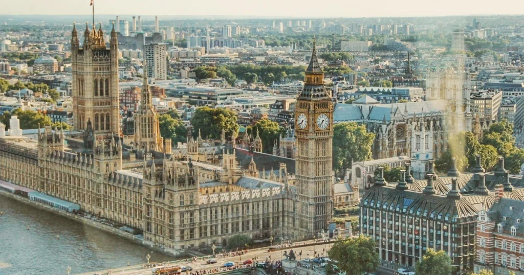 London, travel tips, UK, Europe, public transport, currency, weather, safety, accommodation, food