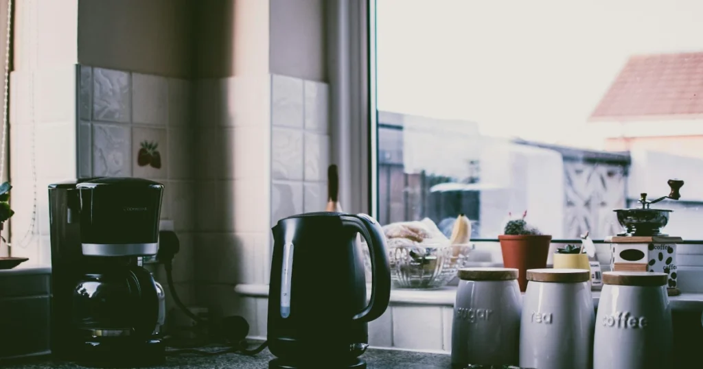 kitchen tools, cooking, beginners, gadgets, essential, knife, mixer, blender, sous vide, jars